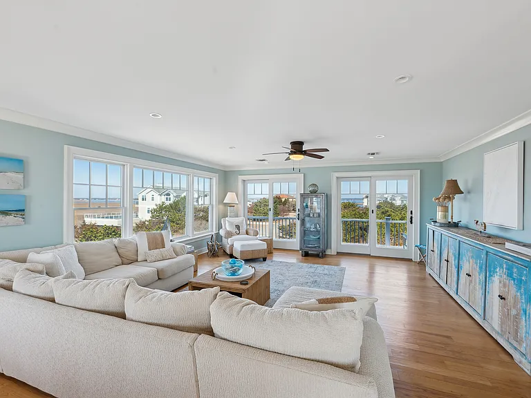 902 Dune Rd — Photo 11