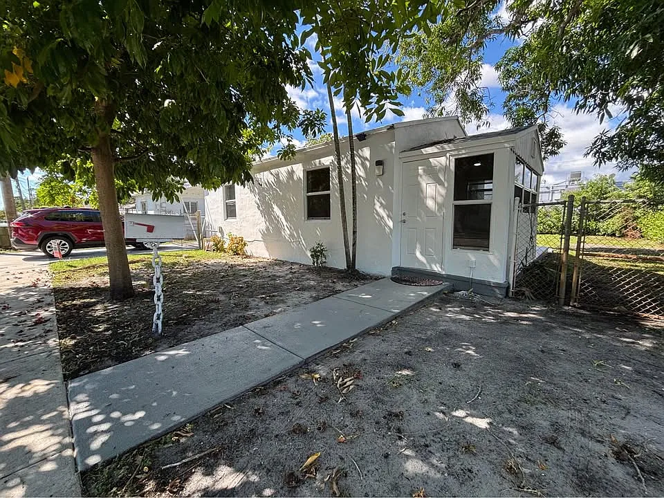 2 bed, 900 sqft, $2,200 — Photo 1