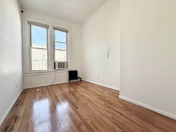 4th image of 535 Graham Ave APT 2R