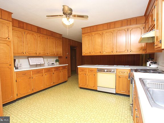 5th image of 213 Bloomingdale Ave