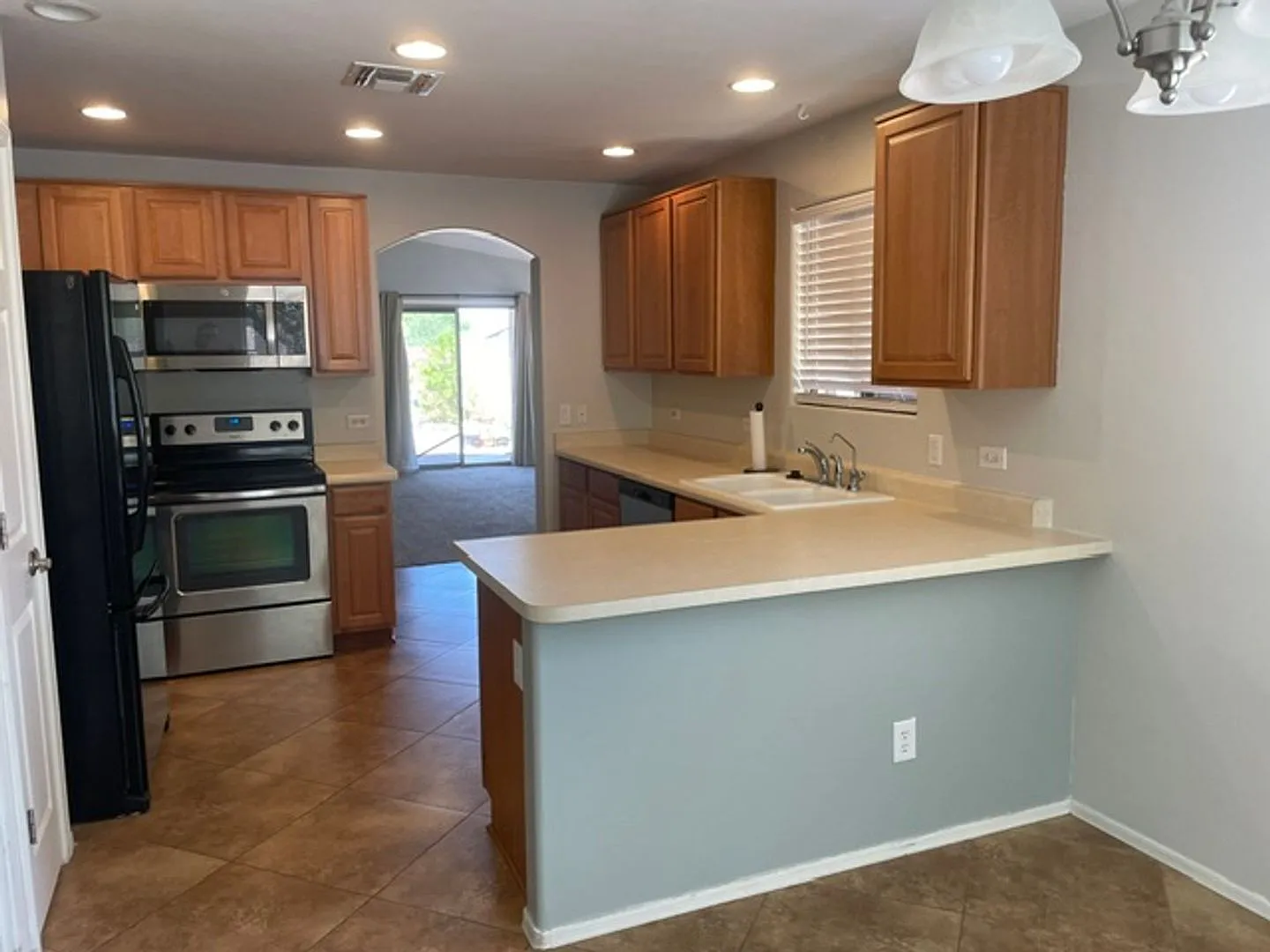 3 car garage with lots of indoor and outdoor space — Photo 4