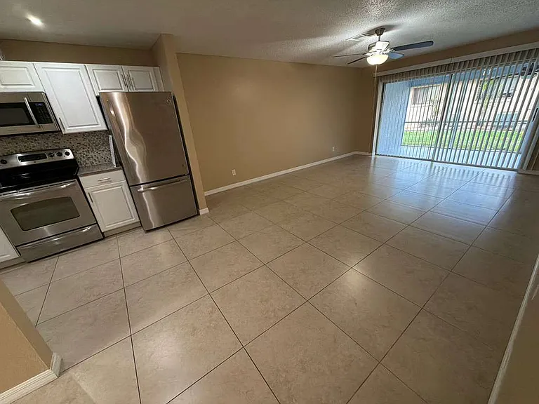 702 SE 47th St #5 — Photo 5