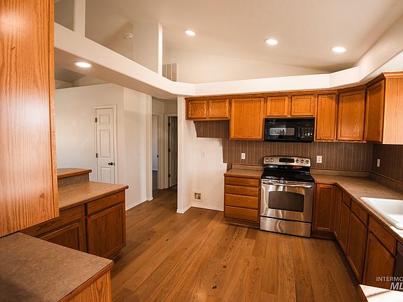 5th image of 904 W Loon St