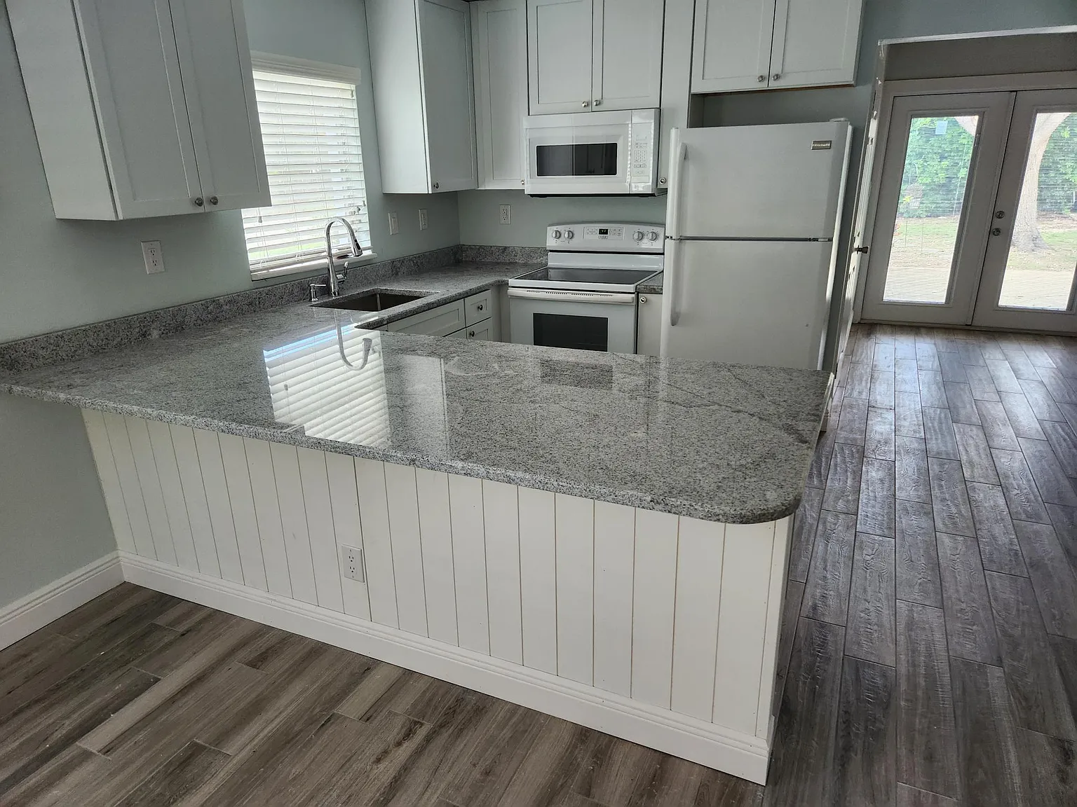 3 bed, 1.5 bath, 936 sqft, $2,500 — Photo 2