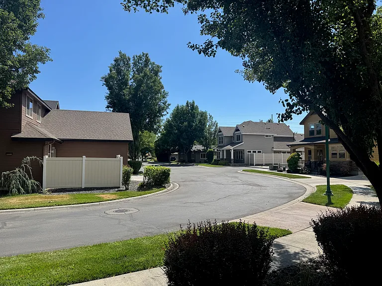894 E Shadow Creek Ln — Photo 2