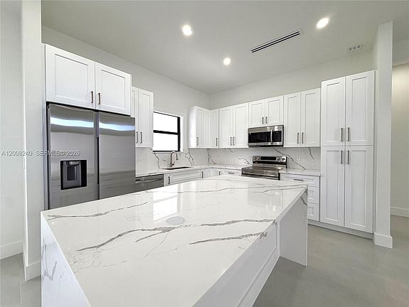 5th image of 4283 10th St NE
