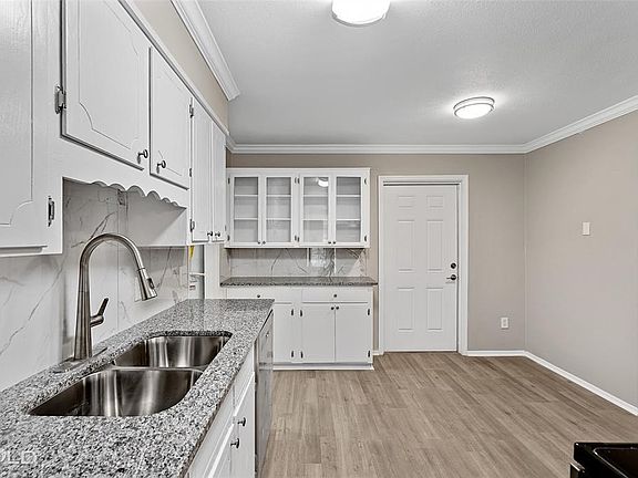 3rd image of 3038 Lone Oak Dr