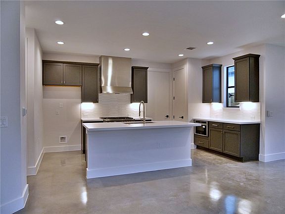 3rd image of 604 Amesbury Ln #1