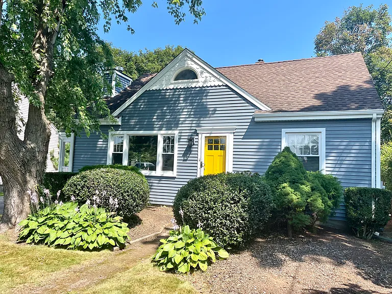 55 Fatima Dr — Photo 2
