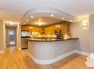32 E Division St, Chicago, IL 60610