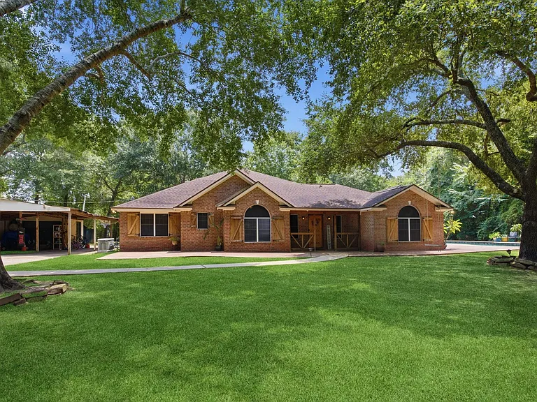 223 Pin Oak Ln — Photo 1