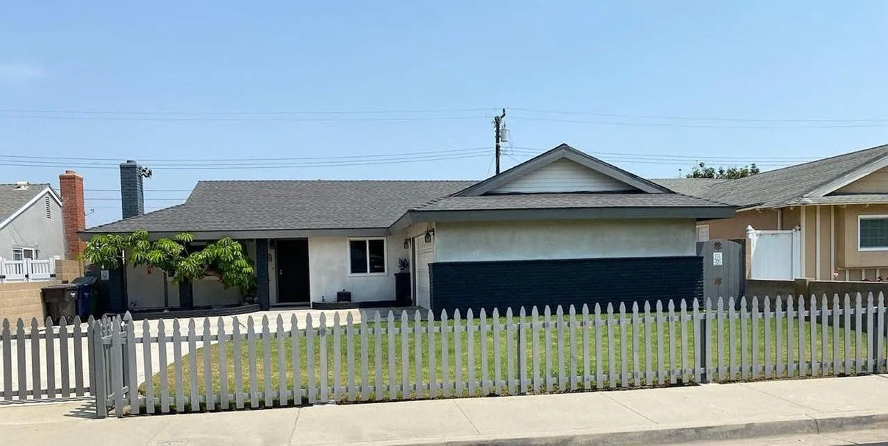 Marken Ln, Huntington Beach — Photo 1