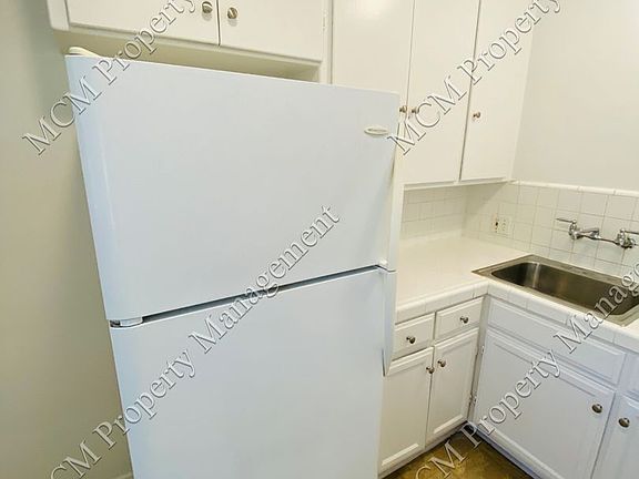 4th image of 1605 N Martel Ave #15