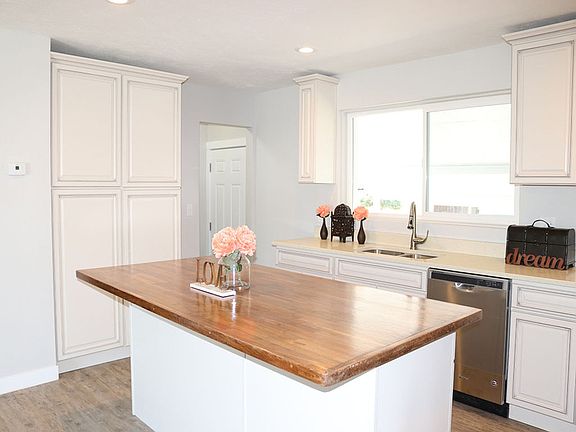 3rd image of 1002 E Platinum Way