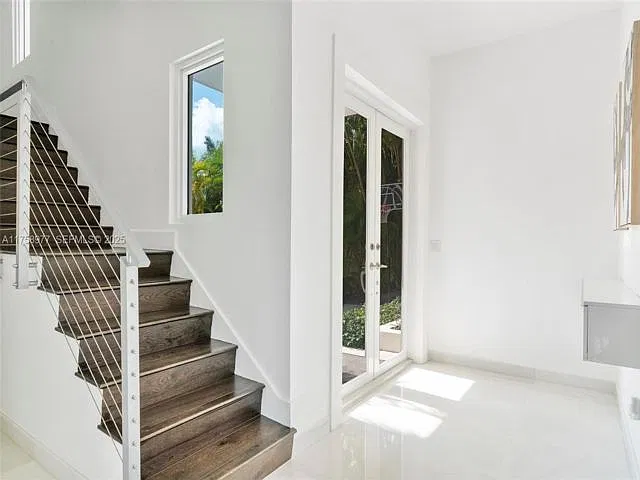 4 bed, 3.0 bath, $26,000 — Photo 2