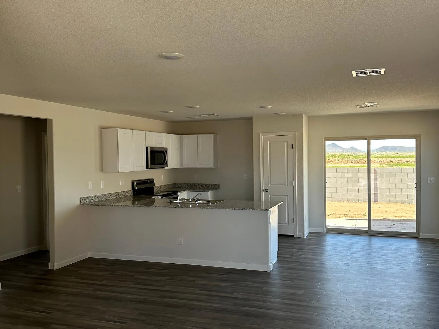 3 bed, 1375 sqft, $1,650 — Photo 2