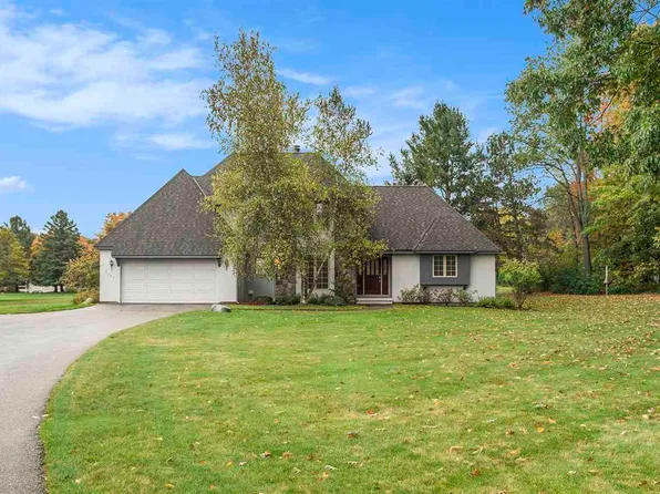 2262 Pinecrest St, Harbor Springs, MI 49740