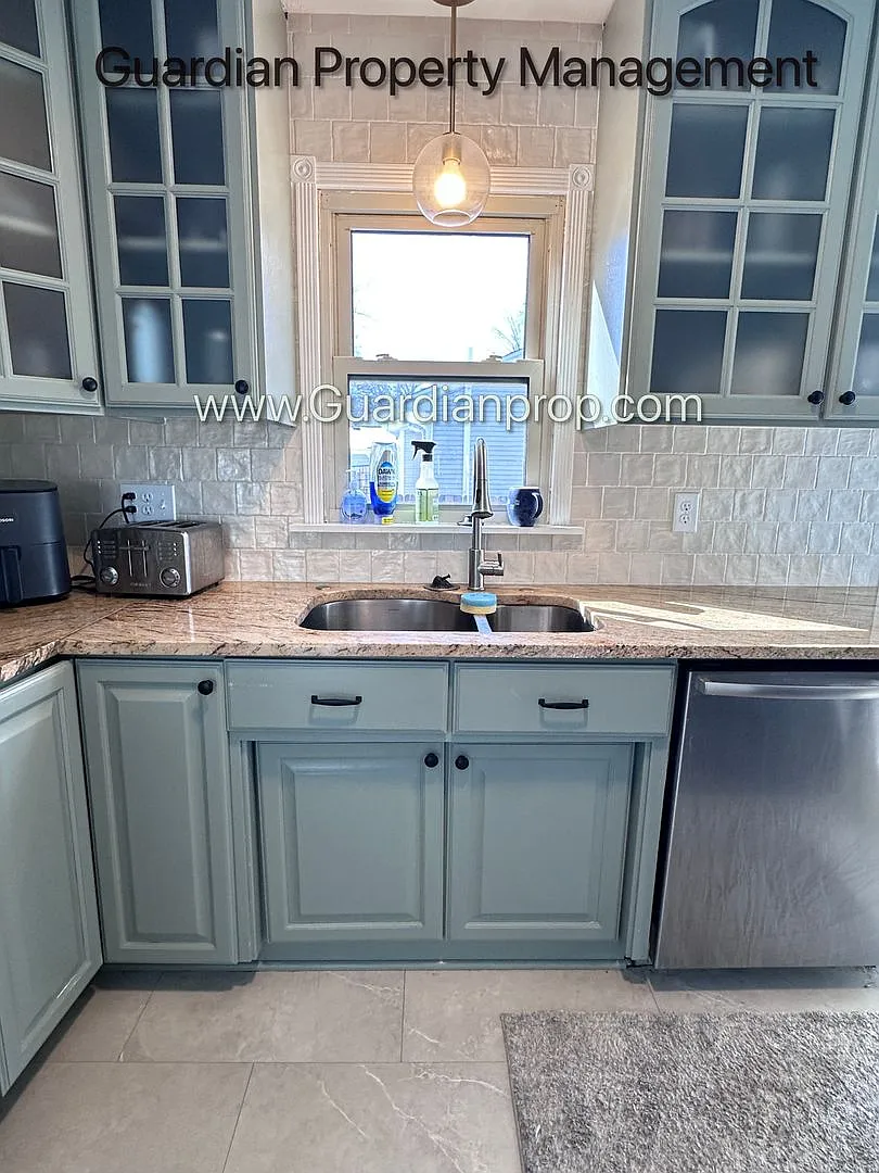 St Louis Park Single Family Home, Large Yard, 1 Car Garage, 3 Season Porch, W/D — Photo 3