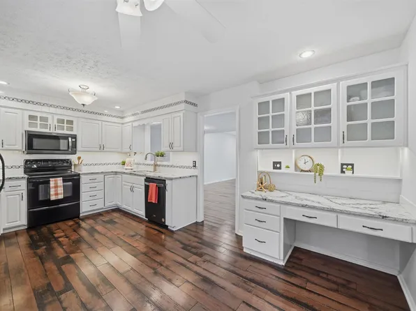 5852 Locust St, Lincoln, NE 68516