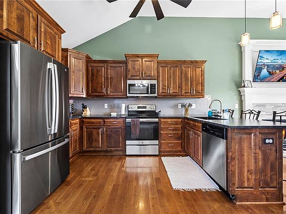 4th image of 807 Old Stage Rd