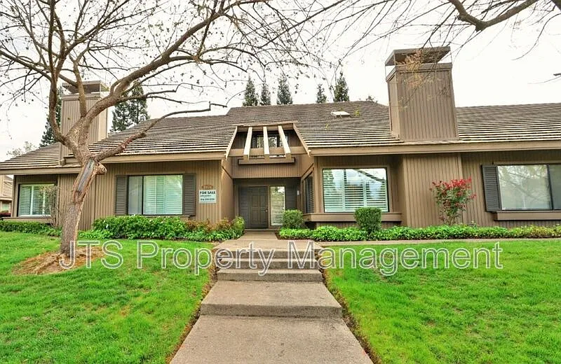 3 bed, 2.5 bath, 2070 sqft, $2,795 — Photo 2