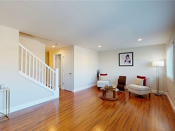 3rd image of 4050 W Lake Sammamish Pkwy NE Unit 305