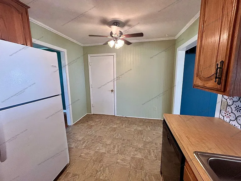 4205 S 17th St — Photo 5