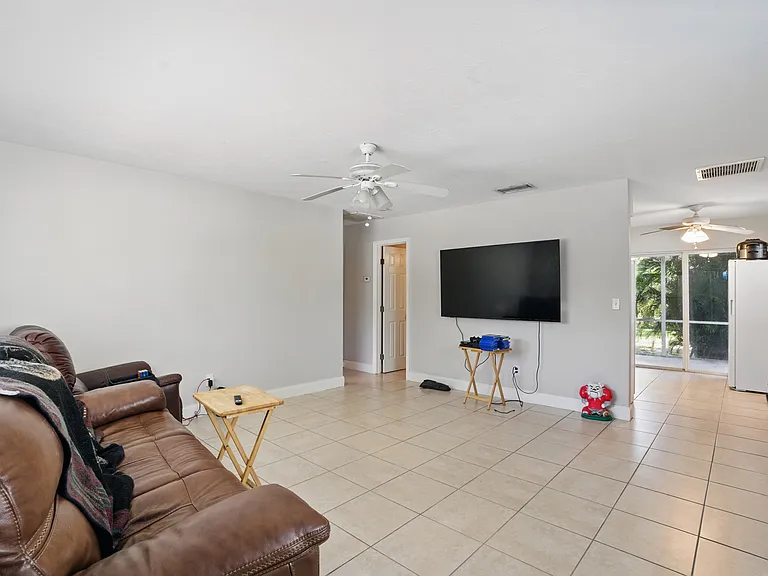 11580 Dean St — Photo 4