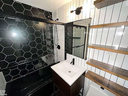 4th image of 155 E 34th St APT 10H