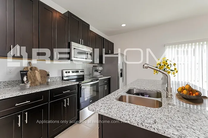 318 Daffodil Ln — Photo 3