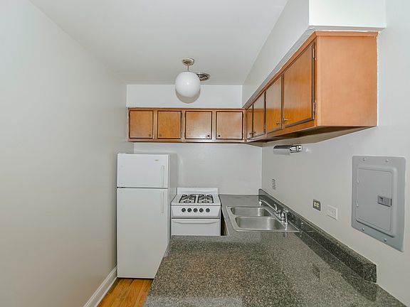2nd image of 660 W Wrightwood Ave #902