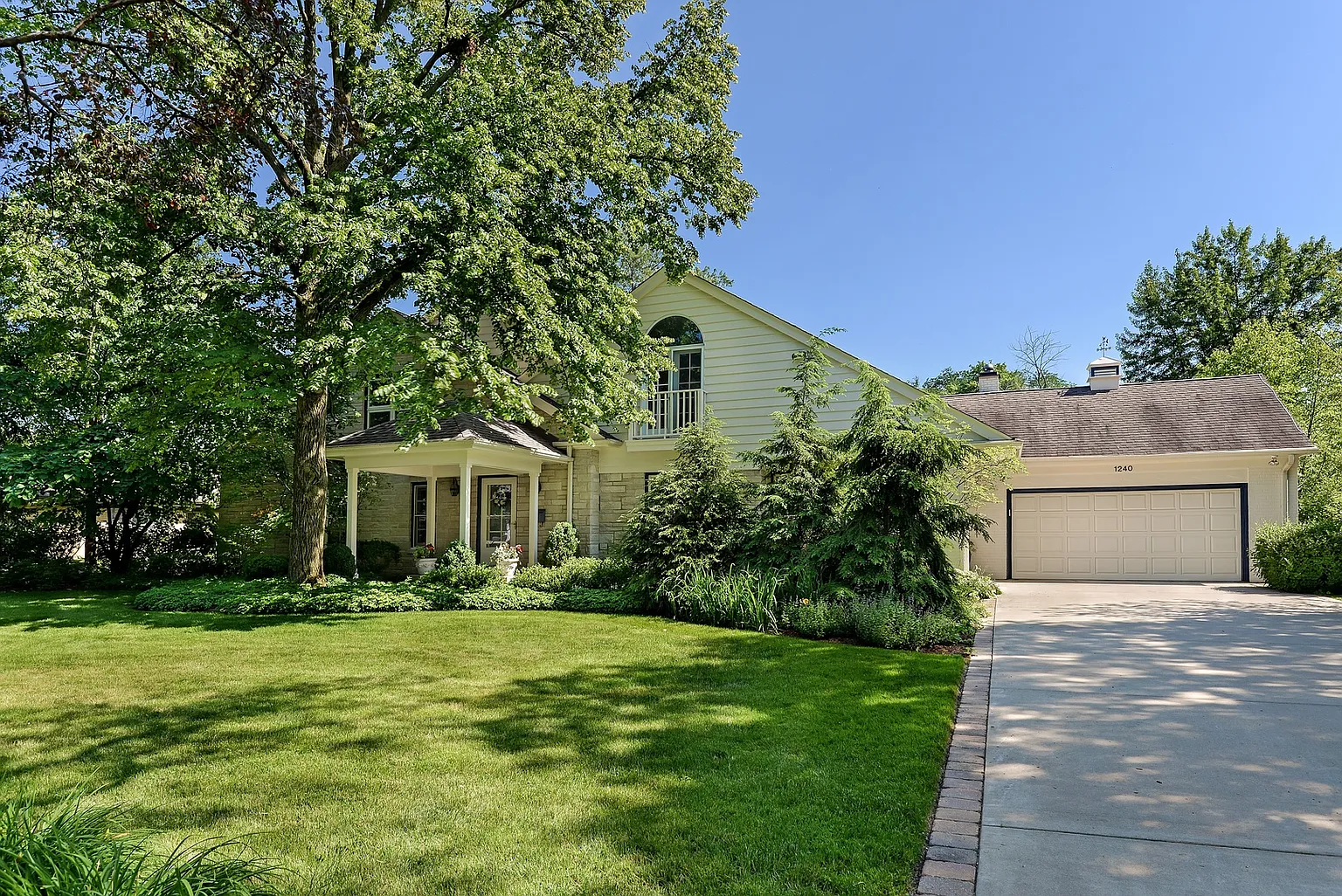1240 Lindenwood Dr photo 1