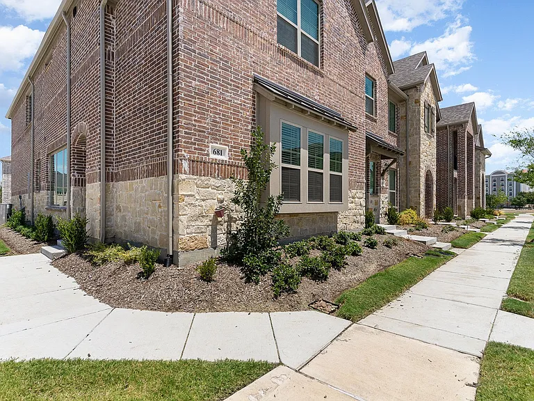 681 Claire Ln — Photo 2