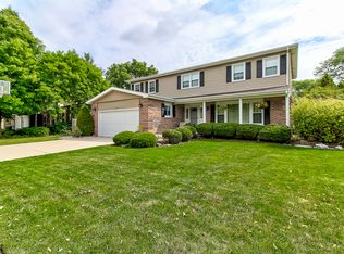 3215 N Carriageway Dr, Arlington Heights, IL 60004