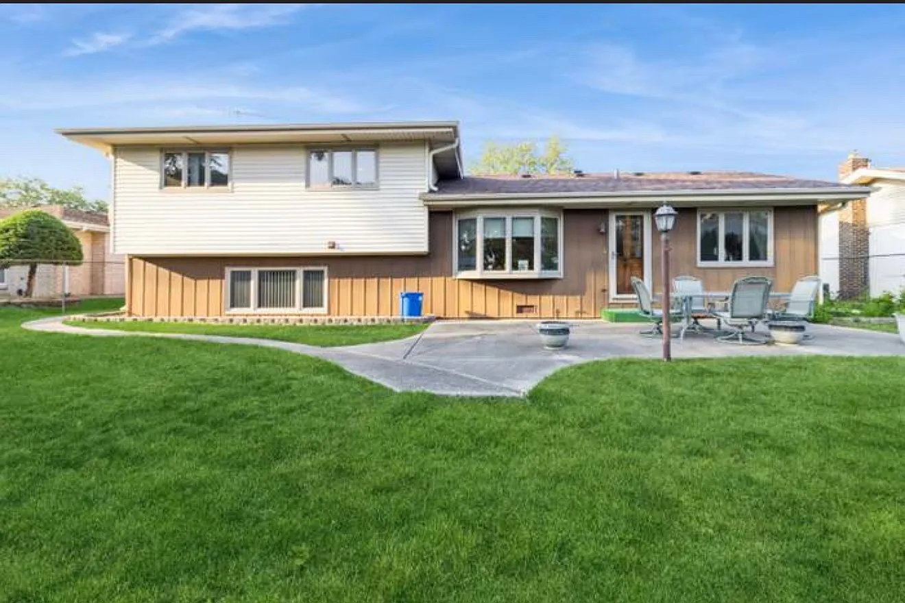 3 bed, 2020 sqft, $2,950 — Photo 2