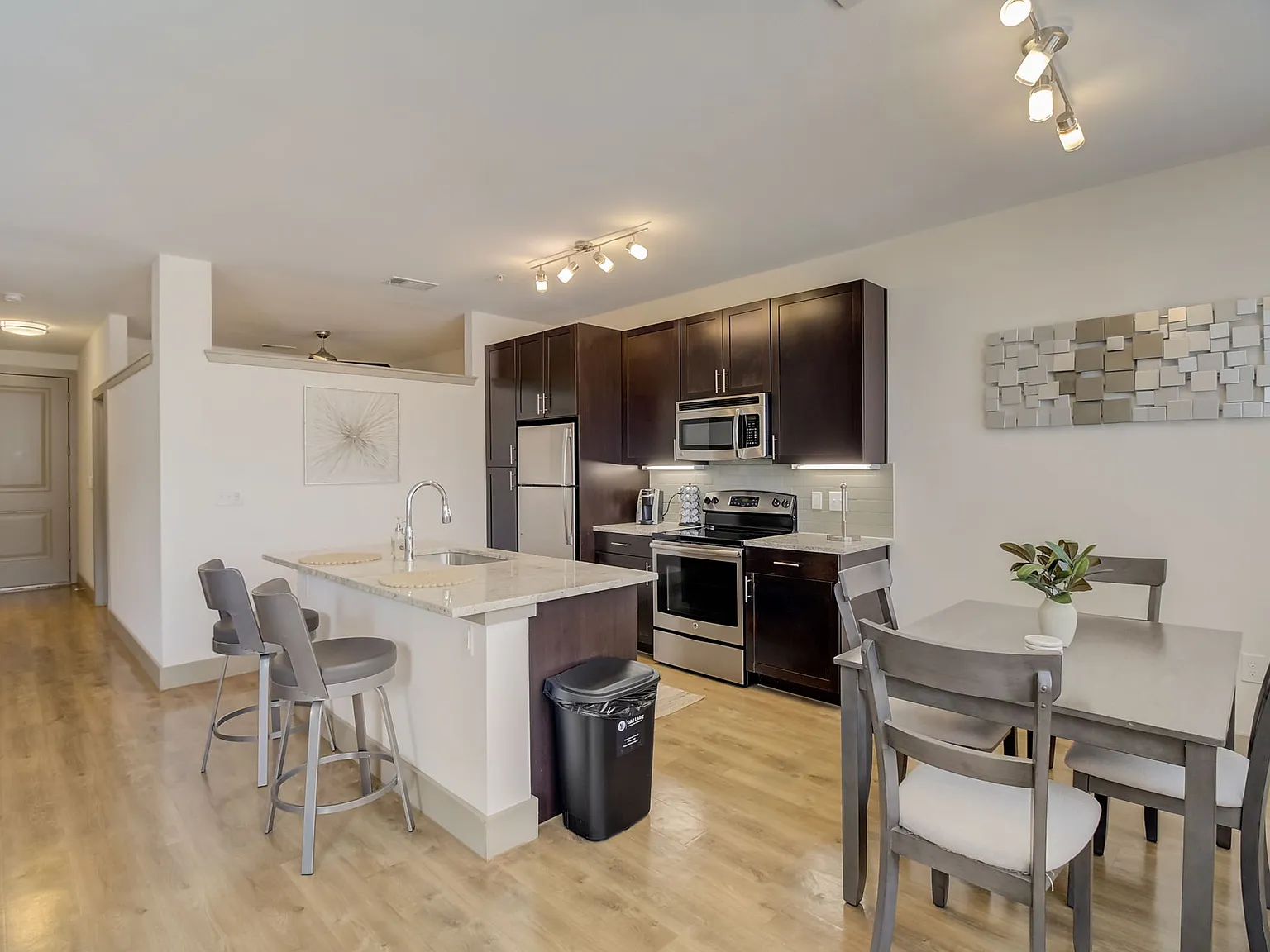 Loft and Row — Photo 2