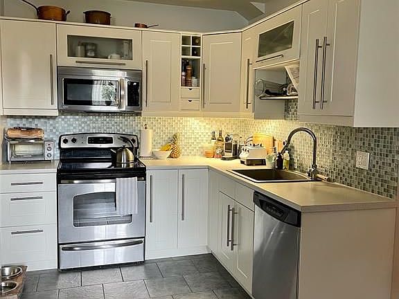 5th image of 647 Irvine Ave #103