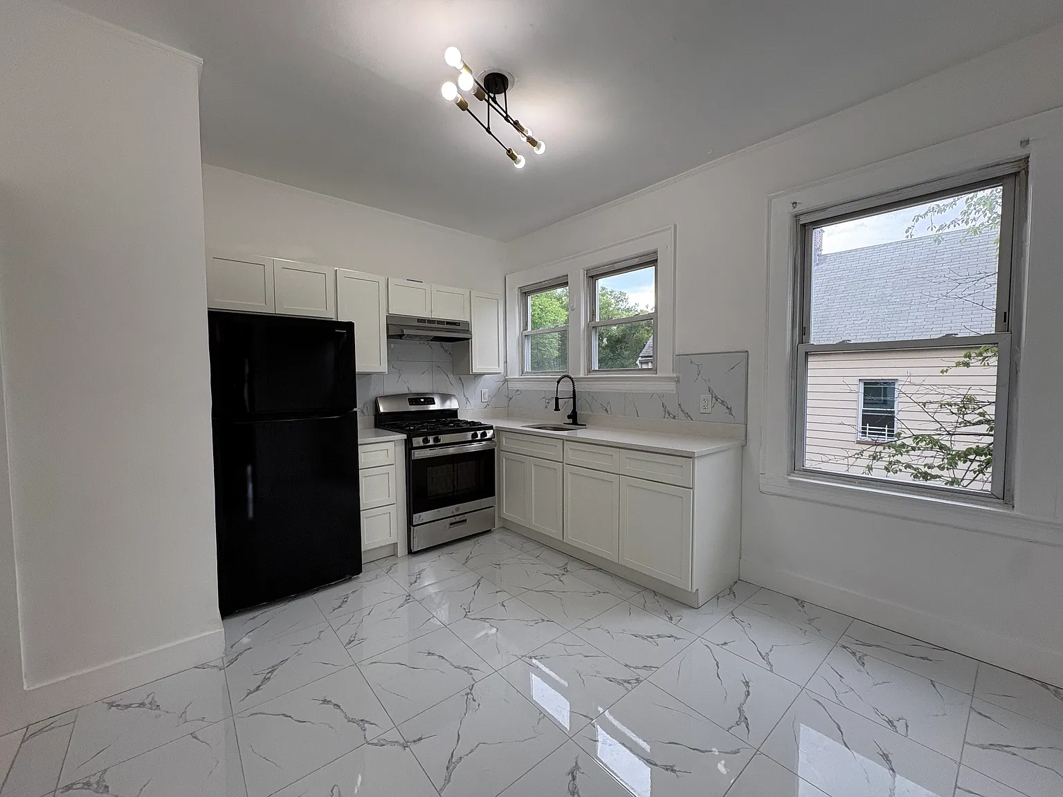 3 bed, 1250 sqft, $2,395 — Photo 3