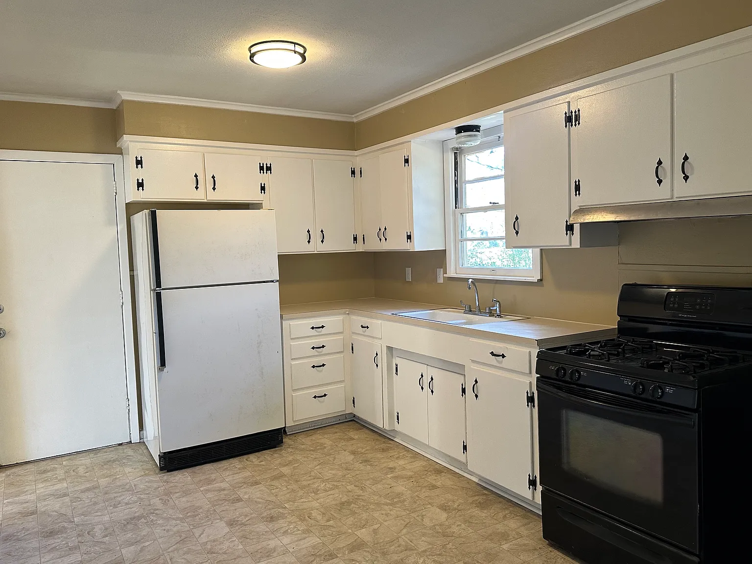 3 bed, 1.5 bath, 1113 sqft, $1,250 — Photo 2