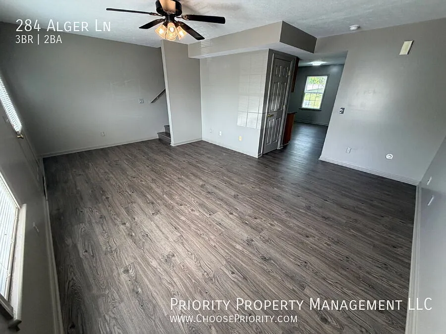 Spacious 3-Bedroom Townhouse in Convenient Broadway Location — Photo 4