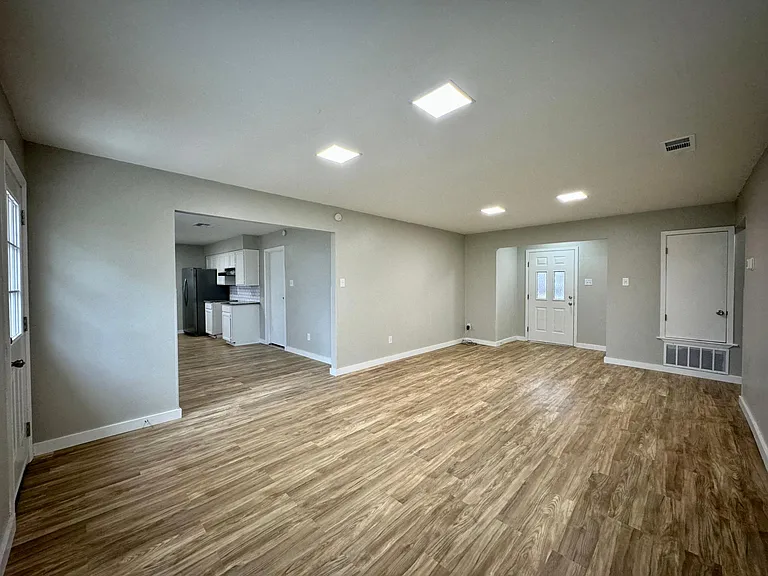 1405 Seville Dr — Photo 9