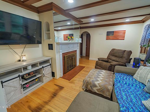 5th image of 651 E Main St