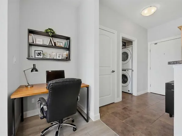 60 E Royal Oak Plz NW #322, Calgary, AB T3G 0A7