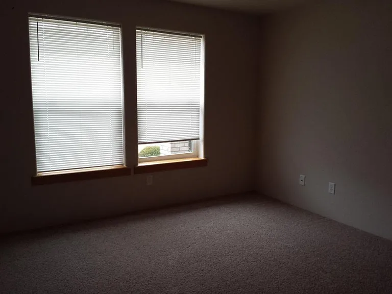 1011 SW Princeton Pl — Photo 9