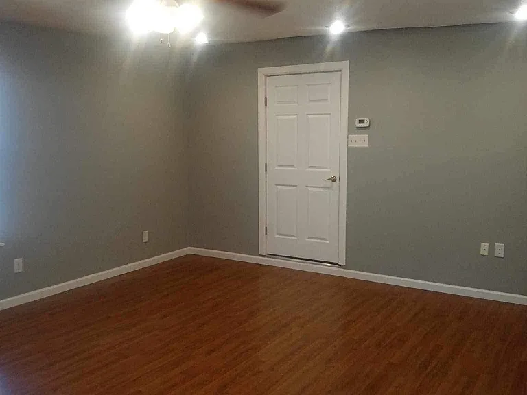 607 E Southcross Blvd — Photo 11