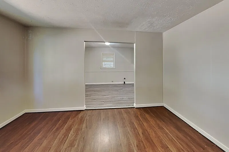 3 bed, 1.0 bath, $999 — Photo 2
