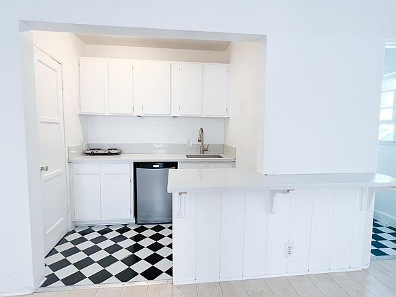 4th image of 4754 Oakwood Ave #7