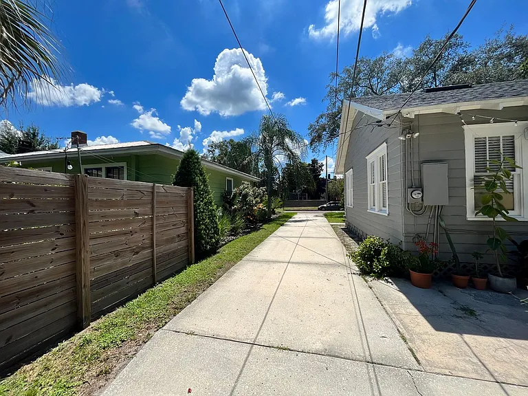 1319 1/2 Oregon St — Photo 16