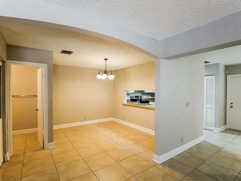 578 Lakeside Cir — Photo 7