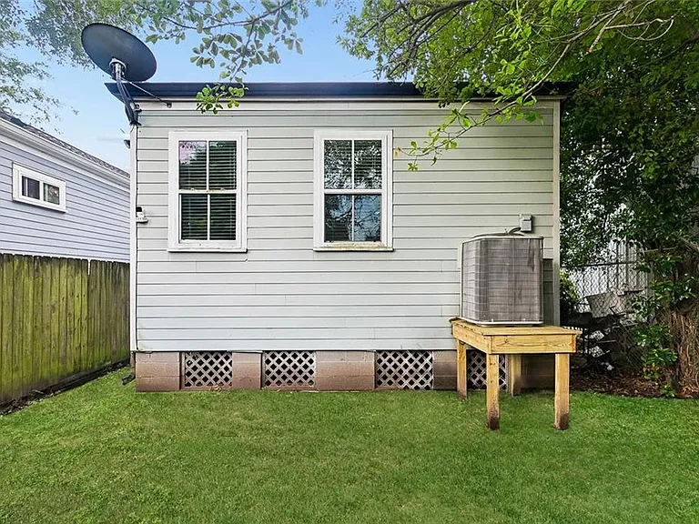 2053 Jackson Ave — Photo 10